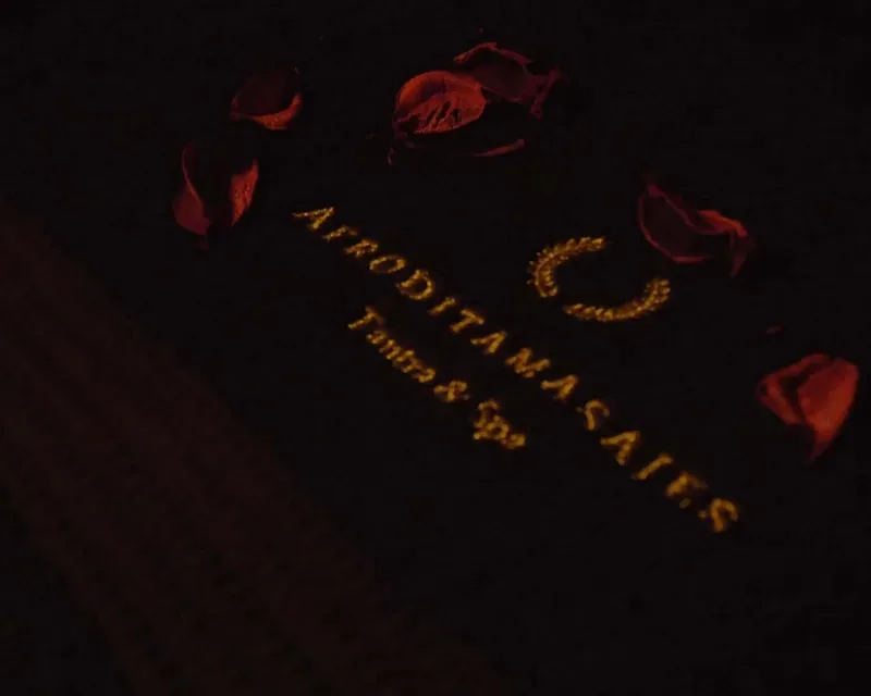 Imagen muy oscura de una tela o superficie negra, masaje final feliz latinas carta Zaragoza