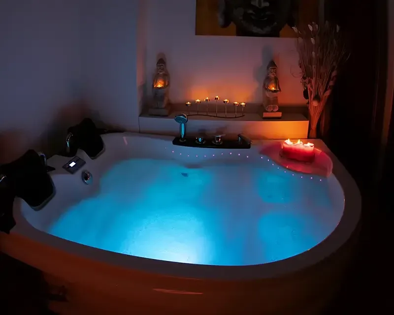 Bañera de hidromasaje de esquina, masaje final feliz latinas hotel Zaragoza