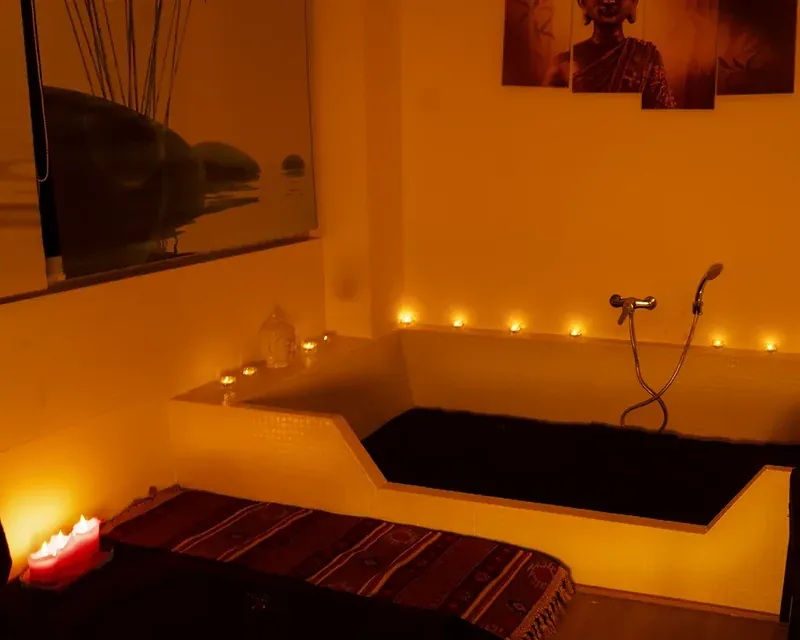 Sala con luz cálida de velas y teselas encendidas, masajista erótica española carta Zaragoza