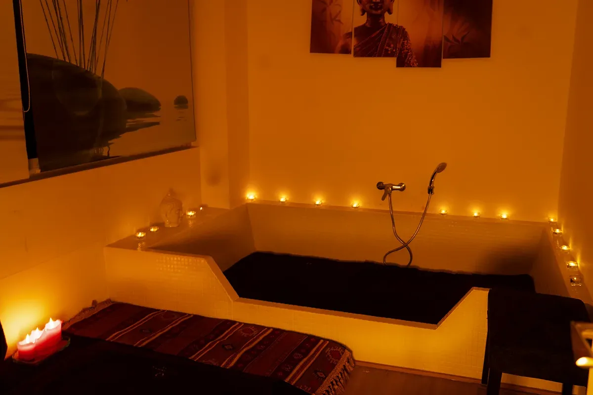 Sala con luz cálida de velas y lamparitas de té alrededor, masajista erótica española reserva Zaragoza