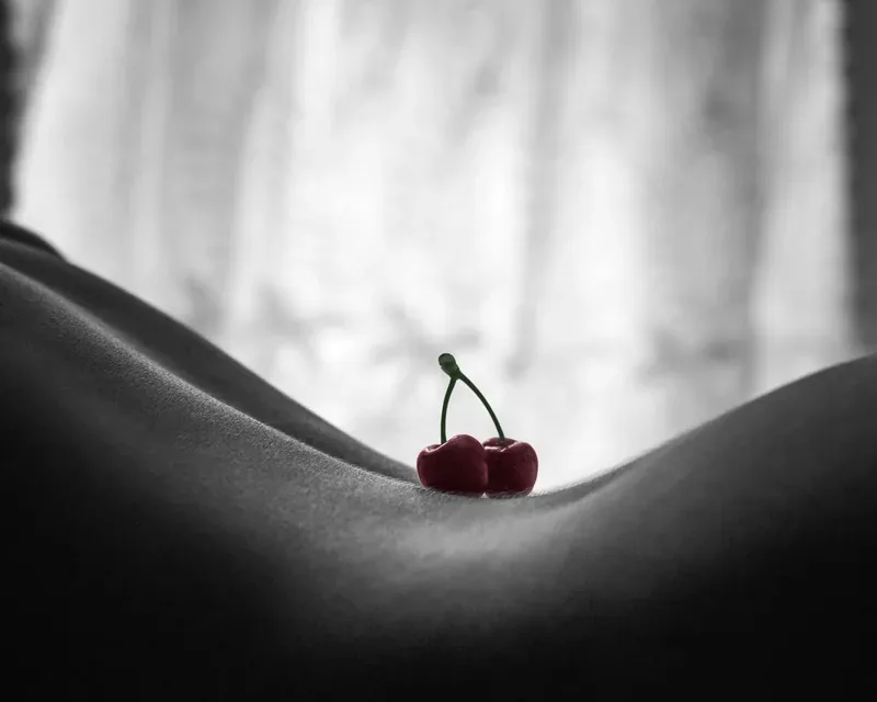 Bare back in black and white with two cherries, tantra massage private session in Zaragoza